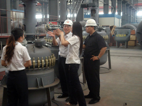 韓國客戶正在選購搪玻璃反應(yīng)釜